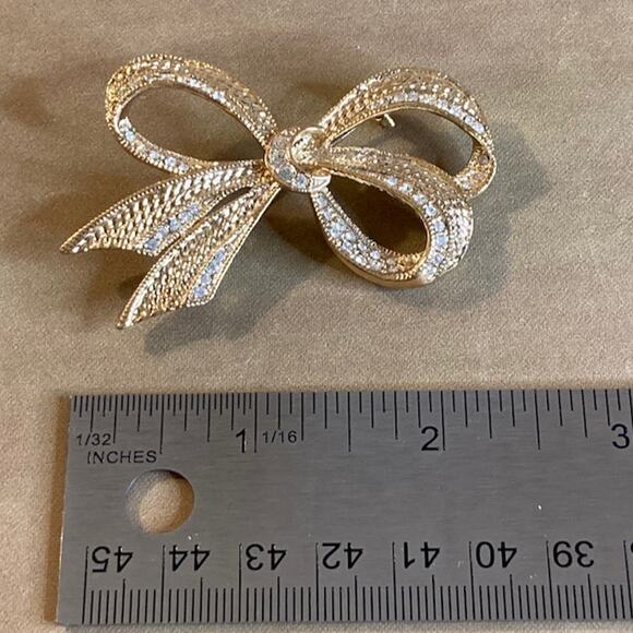 0130 Vintage 60s ROMAN Gold Tone & Rhinestone Bow Brooch EUC - Picture 2 of 5